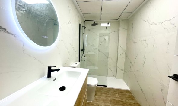 Resale - Townhouse / Terraced House - Daya Vieja