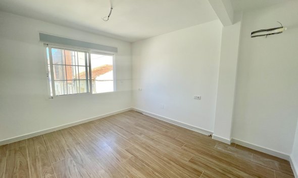 Resale - Townhouse / Terraced House - Daya Vieja