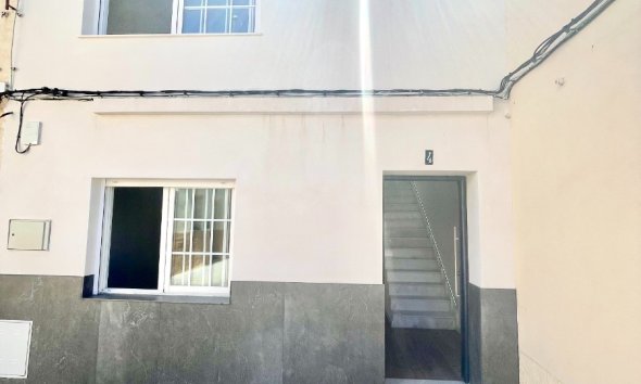 Resale - Townhouse / Terraced House - Daya Vieja