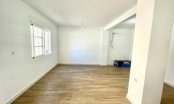 Resale - Townhouse / Terraced House - Daya Vieja