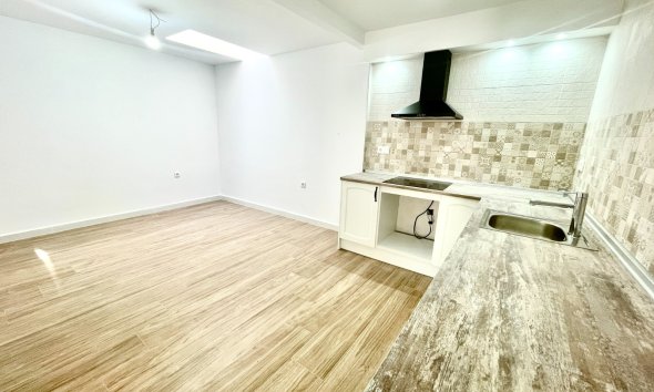 Resale - Townhouse / Terraced House - Daya Vieja