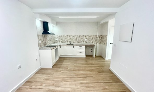 Resale - Townhouse / Terraced House - Daya Vieja