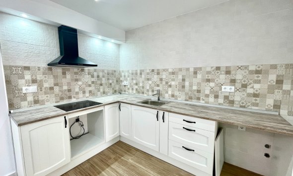 Resale - Townhouse / Terraced House - Daya Vieja