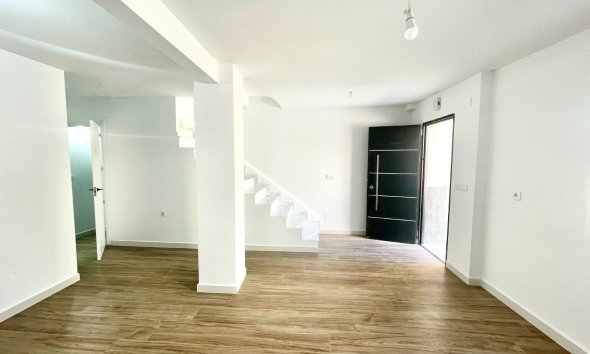 Resale - Townhouse / Terraced House - Daya Vieja