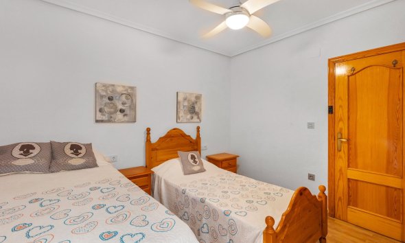 Resale - Apartment - Torrevieja - Paseo maritimo