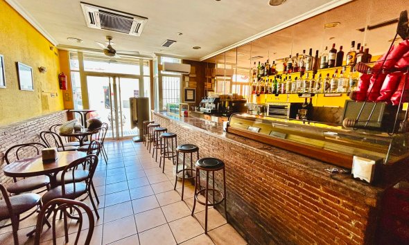 Resale - Commercial premises / Commercial unit / Retail space - Torrevieja - Centro