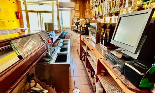 Resale - Commercial premises / Commercial unit / Retail space - Torrevieja - Centro