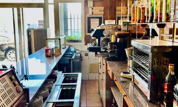 Resale - Commercial premises / Commercial unit / Retail space - Torrevieja - Centro