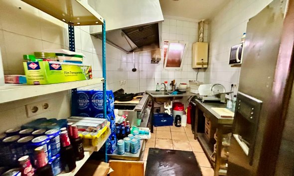 Resale - Commercial premises / Commercial unit / Retail space - Torrevieja - Centro