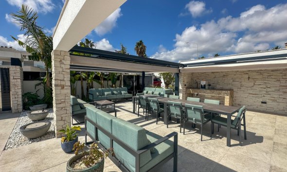 Resale - Villa - Orihuela Costa - Villamartín