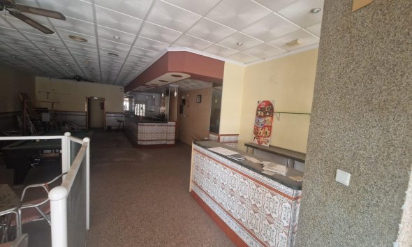 Resale - Commercial premises / Commercial unit / Retail space - Torrevieja - Playa del Cura