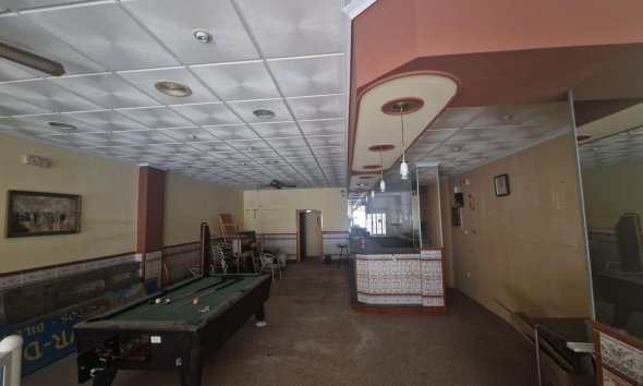 Resale - Commercial premises / Commercial unit / Retail space - Torrevieja - Playa del Cura