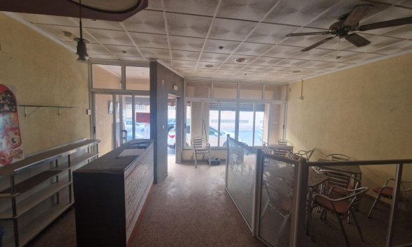 Resale - Commercial premises / Commercial unit / Retail space - Torrevieja - Playa del Cura