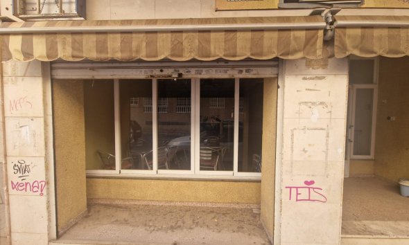Resale - Commercial premises / Commercial unit / Retail space - Torrevieja - Playa del Cura