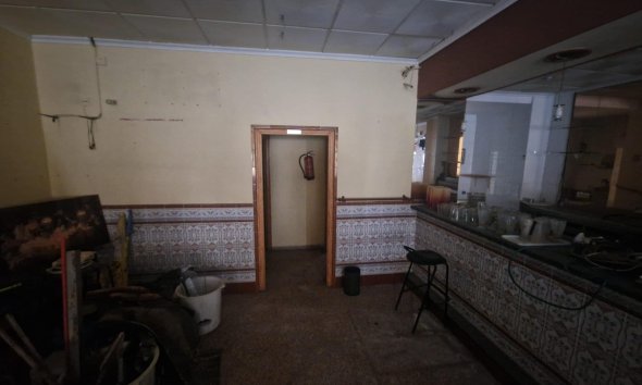 Resale - Commercial premises / Commercial unit / Retail space - Torrevieja - Playa del Cura