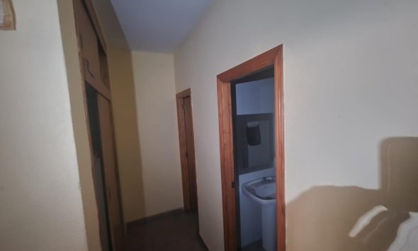 Resale - Commercial premises / Commercial unit / Retail space - Torrevieja - Playa del Cura