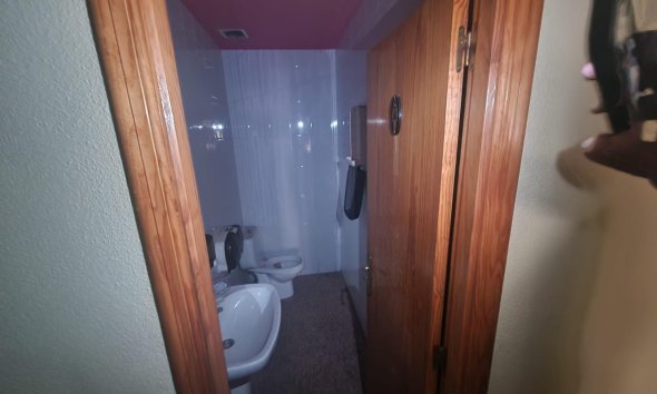 Resale - Commercial premises / Commercial unit / Retail space - Torrevieja - Playa del Cura