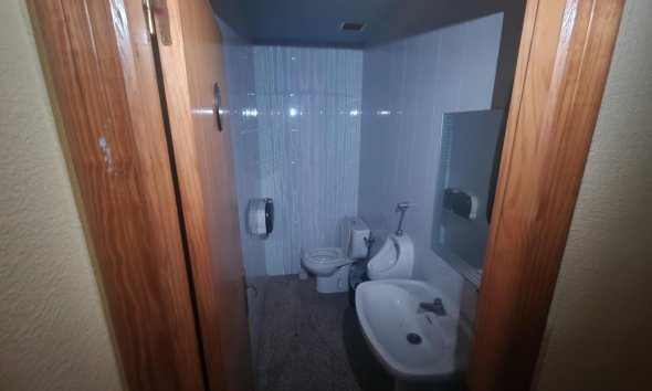 Resale - Commercial premises / Commercial unit / Retail space - Torrevieja - Playa del Cura