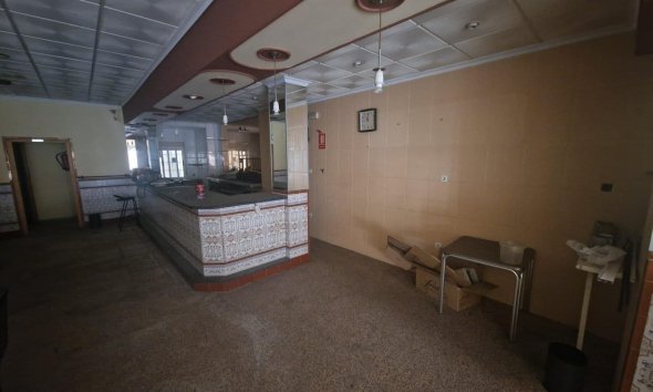 Resale - Commercial premises / Commercial unit / Retail space - Torrevieja - Playa del Cura