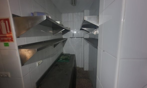 Resale - Commercial premises / Commercial unit / Retail space - Torrevieja - Playa del Cura