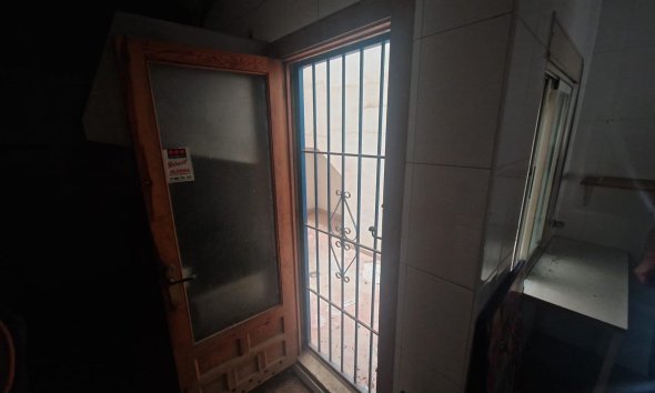 Resale - Commercial premises / Commercial unit / Retail space - Torrevieja - Playa del Cura