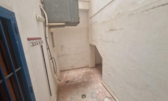 Resale - Commercial premises / Commercial unit / Retail space - Torrevieja - Playa del Cura