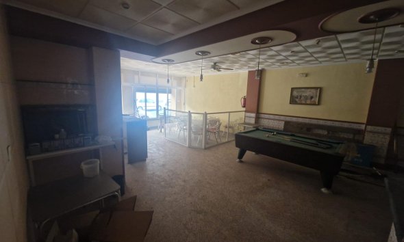Resale - Commercial premises / Commercial unit / Retail space - Torrevieja - Playa del Cura
