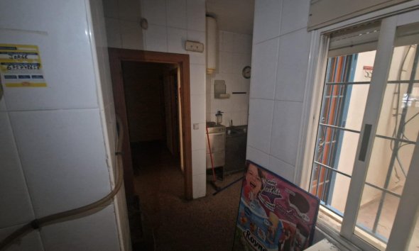 Resale - Commercial premises / Commercial unit / Retail space - Torrevieja - Playa del Cura