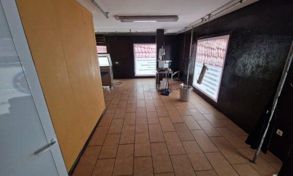 Resale - Commercial premises / Commercial unit / Retail space - Torrevieja - Estacion de autobuses