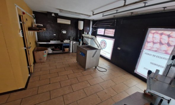 Resale - Commercial premises / Commercial unit / Retail space - Torrevieja - Estacion de autobuses
