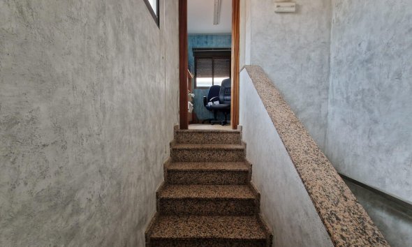 Resale - Commercial premises / Commercial unit / Retail space - Torrevieja - Estacion de autobuses