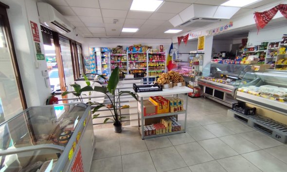 Resale - Commercial premises / Commercial unit / Retail space - Torrevieja - Estacion de autobuses
