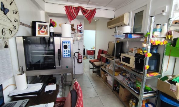 Resale - Commercial premises / Commercial unit / Retail space - Torrevieja - Estacion de autobuses