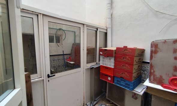 Resale - Commercial premises / Commercial unit / Retail space - Torrevieja - Estacion de autobuses
