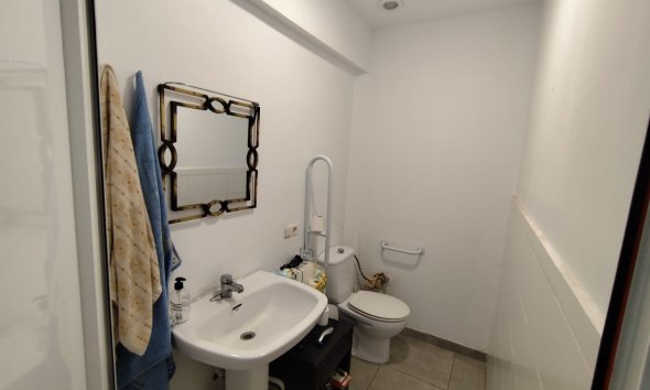Resale - Commercial premises / Commercial unit / Retail space - Torrevieja - Estacion de autobuses