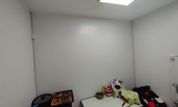 Resale - Commercial premises / Commercial unit / Retail space - Torrevieja - Estacion de autobuses