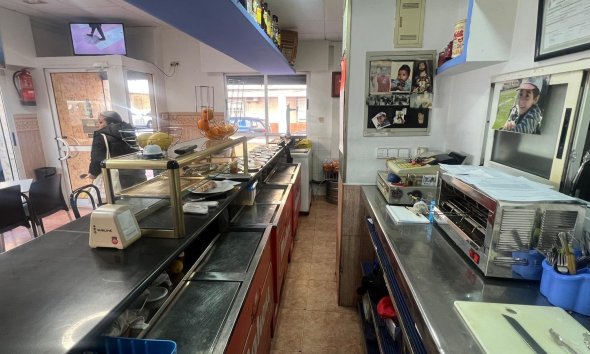 Resale - Commercial premises / Commercial unit / Retail space - Torrevieja - Estacion de autobuses