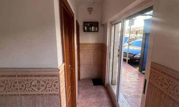 Resale - Commercial premises / Commercial unit / Retail space - Torrevieja - Estacion de autobuses