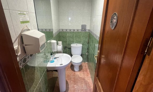 Resale - Commercial premises / Commercial unit / Retail space - Torrevieja - Estacion de autobuses