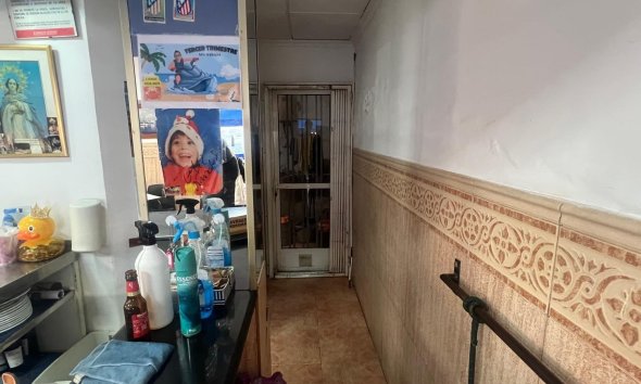 Resale - Commercial premises / Commercial unit / Retail space - Torrevieja - Estacion de autobuses