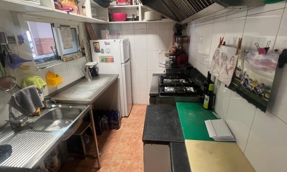 Resale - Commercial premises / Commercial unit / Retail space - Torrevieja - Estacion de autobuses