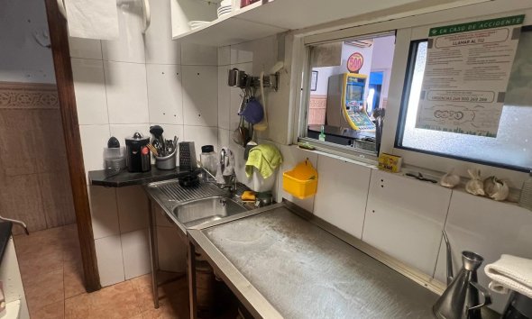 Resale - Commercial premises / Commercial unit / Retail space - Torrevieja - Estacion de autobuses