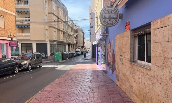 Resale - Commercial premises / Commercial unit / Retail space - Torrevieja - Estacion de autobuses