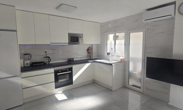 Resale - Apartment - Torrevieja - Acequion
