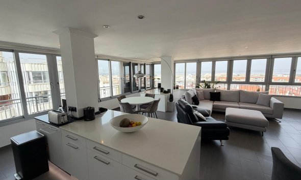 Resale - Apartment - Torrevieja - Acequion