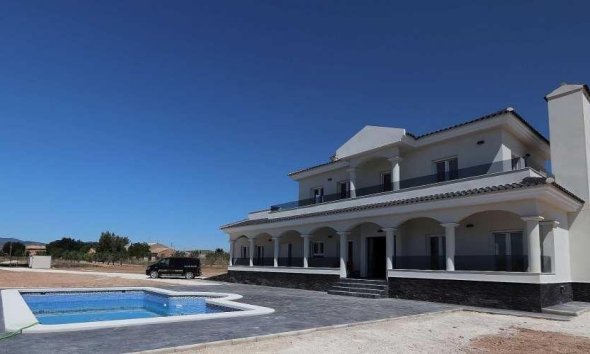 Obra nueva - Villa / Casa - Pinoso