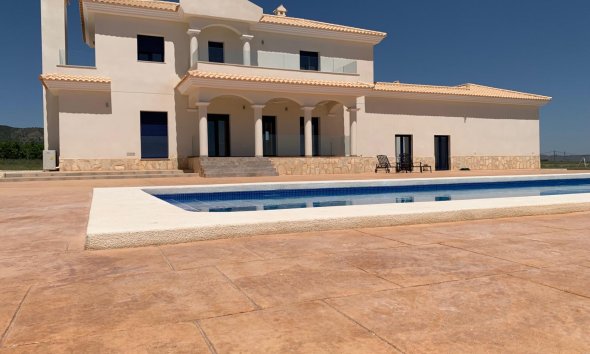 Obra nueva - Villa / Casa - Pinoso