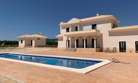 Obra nueva - Villa / Casa - Pinoso