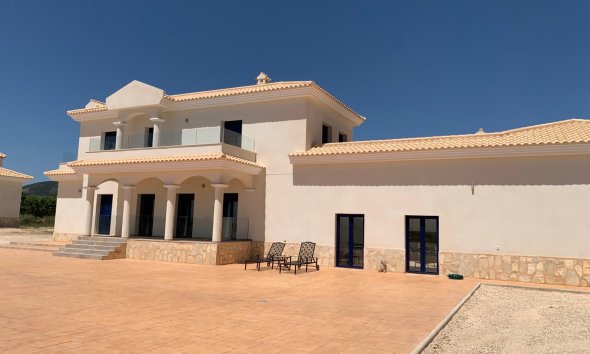 Obra nueva - Villa / Casa - Pinoso