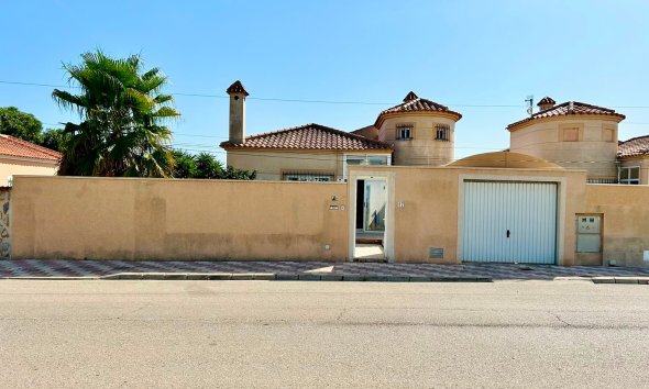 Resale - - VILLA - Torrevieja - Urbanización San Luis